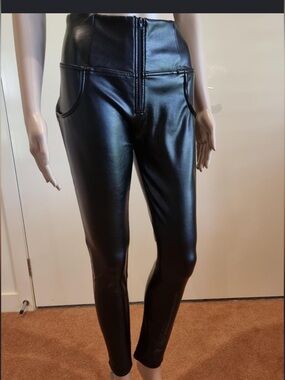 Best Yoga Store Hiney Trainer Faux Leather High Rise Black Leggings Size L